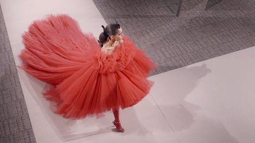 Giambattista Valli - Haute Couture Xuân/Hè 2022: Đương đại hòa cùng cổ điển