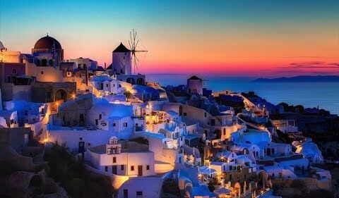 Santorini, Hy Lạp - Một trong những hòn đảo đẹp nhất thế giới.