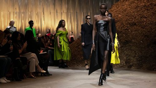 Alexander McQueen Autumn/Winter 2022: Thú vị, sáng tạo, đầy năng động