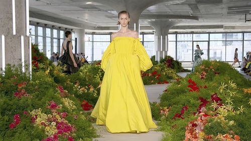 Jason Wu - Spring Summer 2022:  Thời trang từ kỹ thuật nhuộm tự nhiên