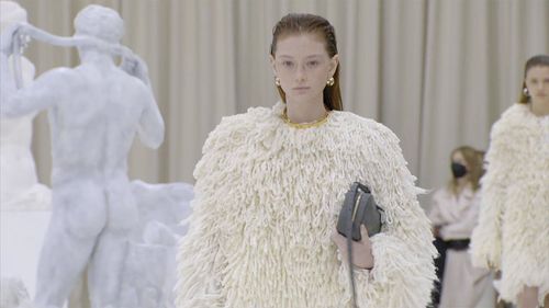 BST Thu Đông 2022 - Jil Sander: Sân khấu cho người phụ nữ trưởng thành
