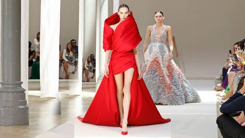 Elie Saab Haute Couture Fall/Winter 2022/23:Sự huyền bí lúc nửa đêm