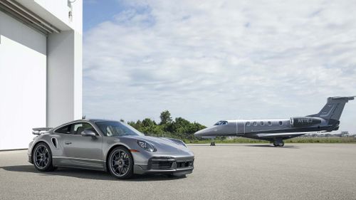 Porsche và Embraer: Sự kết hợp hoàn hảo của siêu xe 911 Turbo S và máy bay Phenom 300E