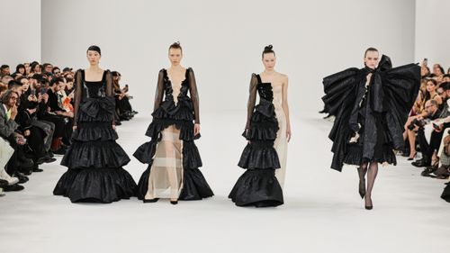 BST Viktor & Rolf Haute Couture SS24: Thành quả của sự hỗn loạn trong tâm trí