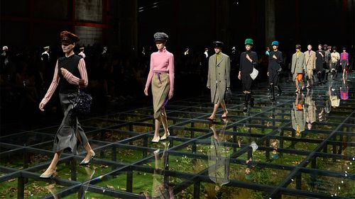 BST Prada thu-đông 2024 : Cuộc trò chuyện lãng mạn với lịch sử