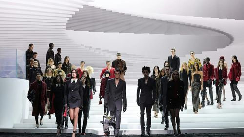 BST Versace thu đông 2024: dấu gạch nối giữa cội nguồn truyền thống và rung cảm nổi loạn đương đại
