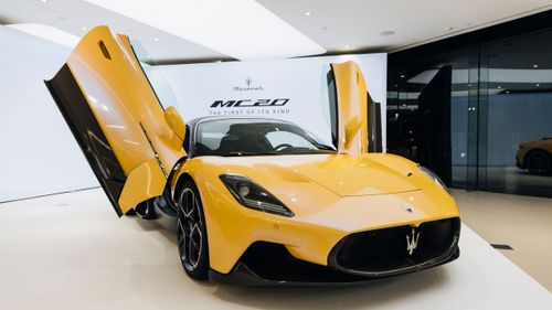 Lương Bằng Quang và Ngân 98 tậu xế Maserati MC20 Cielo đầu tiên tại Việt Nam