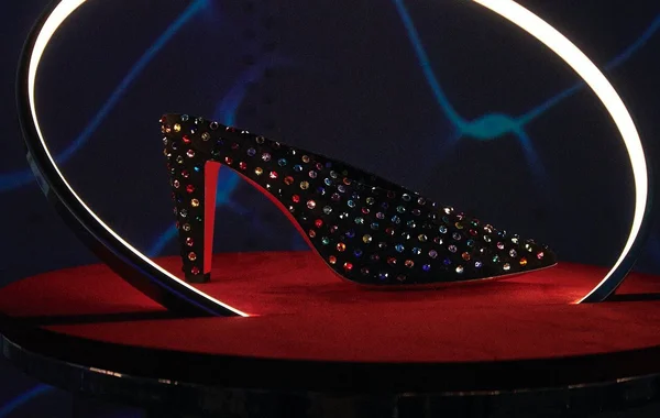 Christian Louboutin Xuân Hè 2022: Loubillusions và tương lai của thời trang