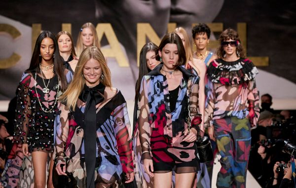 Chanel tôn vinh các nhiếp ảnh gia trong BST SS22