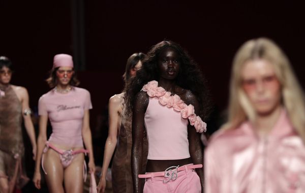 Gợi cảm và táo bạo như những năm 2000 ở Milan Fashion Week