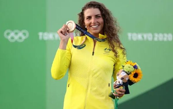 VĐV Australia giành HC đồng nhờ dùng bao cao su vá mũi thuyền khi thi đấu