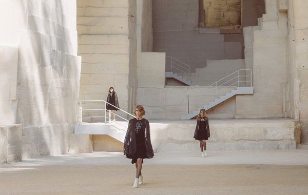 Chanel Cruise 2022 - Thanh lịch với thiết kế trắng đen