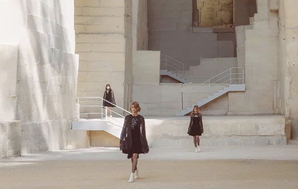 Chanel Cruise 2022 - Thanh lịch với thiết kế trắng đen