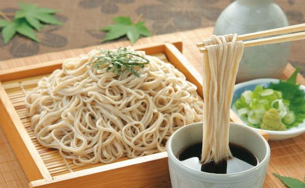 Vì sao người Nhật nổi tiếng tao nhã lại thích húp xì xụp thành tiếng khi ăn mì?