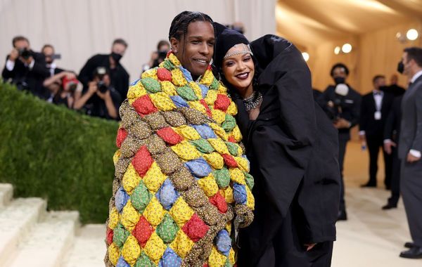 Ngắm lại những khoảnh khắc thảm đỏ MET Gala ấn tượng nhất của Rihanna