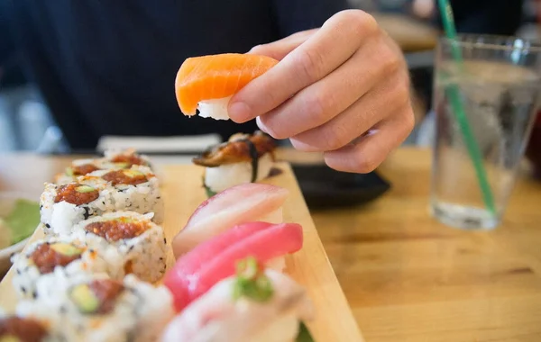 Người Nhật thưởng thức sushi như thế nào?