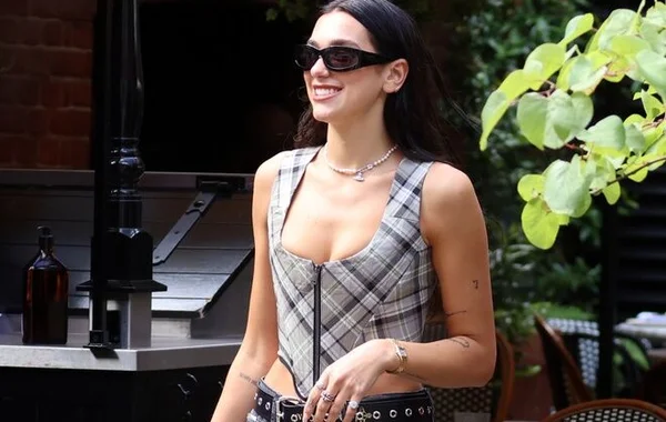 Chinh phục phong cách Y2K cùng Dua Lipa