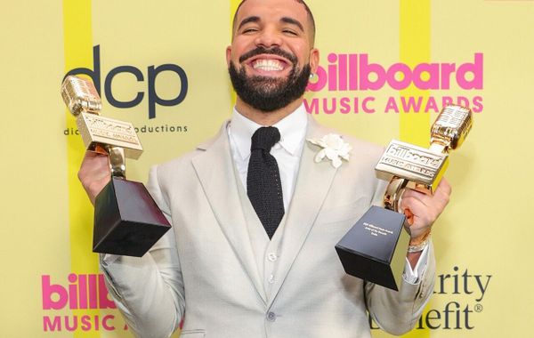 Hậu "khẩu chiến", Drake “vượt mặt” Kanye West trong các bảng xếp hạng âm nhạc