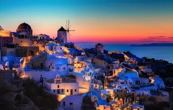 Santorini, Hy Lạp - Một trong những hòn đảo đẹp nhất thế giới.