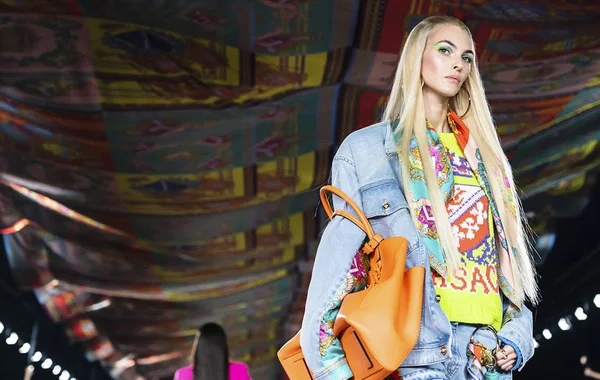 Versace - Spring Summer 2022: Ca sỹ Dua Lipa lần đầu lên sàn catwalk
