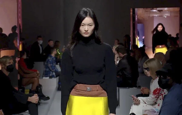 Prada - Spring Summer 2022: Sự gợi cảm theo cách không gượng ép