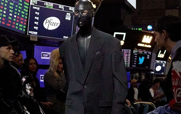 Balenciaga “chiếm đóng” sàn giao dịch chứng khoán New York