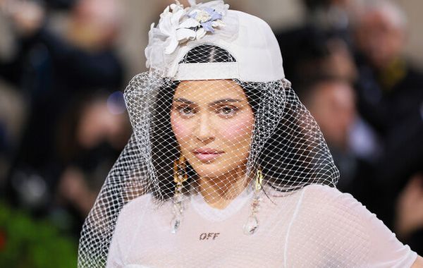 Kylie Jenner giải thích lý do vô cùng cảm động khi lựa chọn mặc váy cưới tới dự Met Gala 2022