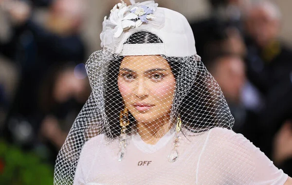 Kylie Jenner giải thích lý do vô cùng cảm động khi lựa chọn mặc váy cưới tới dự Met Gala 2022