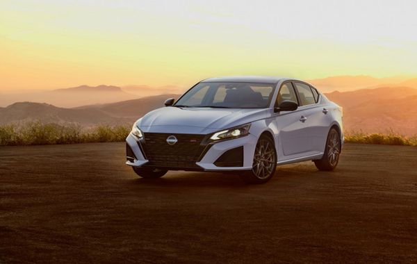 Nissan Altima 2023 ra mắt với lưới tản nhiệt và hệ thống giải trí mới