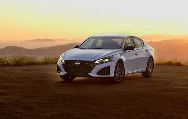 Nissan Altima 2023 ra mắt với lưới tản nhiệt và hệ thống giải trí mới