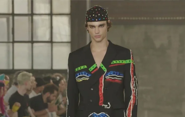 Moschino Xuân/Hè 2023 Menswear - Sống động cùng sắc màu sặc sỡ