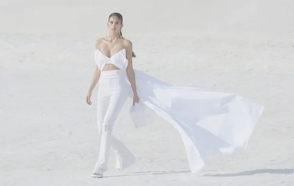 Jacquemus - Fall Winter 2022/2023: Bản giao hưởng trong sắc trắng