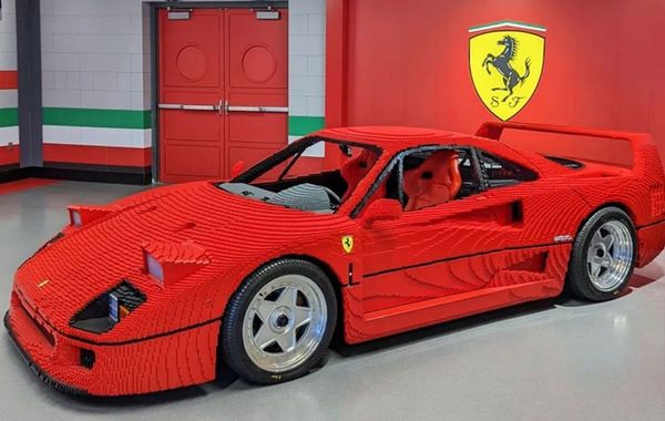 LEGO Ferrari F40 kích thước thật được trưng bày tại LEGOLAND California