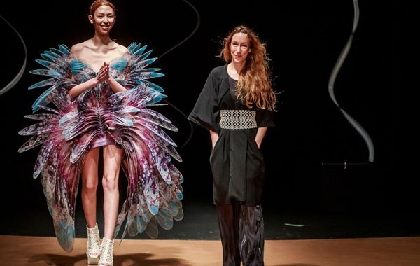 Triển lãm thời trang đậm chất vị lai của Iris van Herpen tại Paris