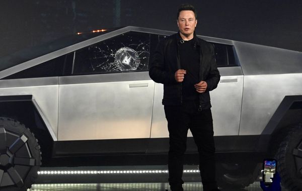Elon Musk cảnh báo về xe bán tải động cơ điện Cybertruck của Tesla