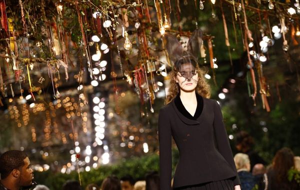 Không khí Halloween cùng Christian Dior Couture Spring 2017 lịch sử