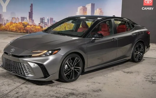 Toyota Camry 2025 ra mắt: Chỉ chạy hybrid, thiết kế nhiều điểm giống Crown, chờ ngày về Việt Nam