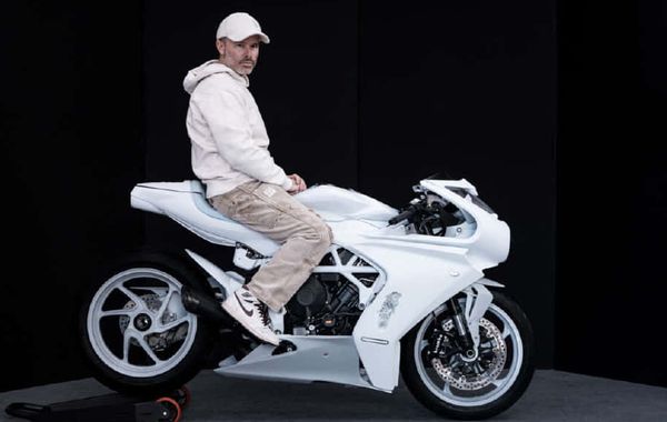 MV Agusta Superveloce 800 độc bản từ nghệ sĩ đương đại Daniel Arsham