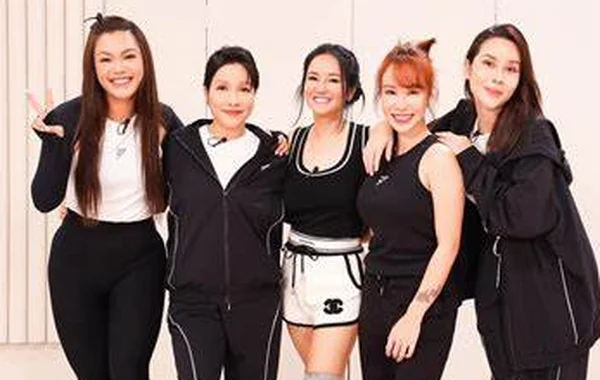 Hồng Nhung tiết lộ mối quan hệ với Mỹ Linh: Không phải chỉ vui mới vỗ tay vào
