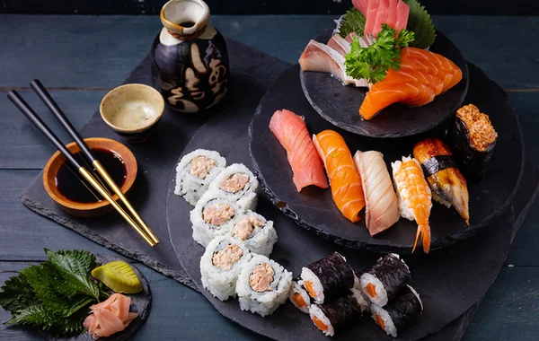 Cùng thưởng thức món sushi hương vị truyền thống Nhật