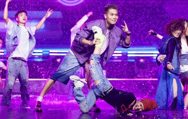 Diva Hồng Nhung đọc rap, nhảy ke đầu trên sân khấu "Chị đẹp đạp gió rẽ sóng"