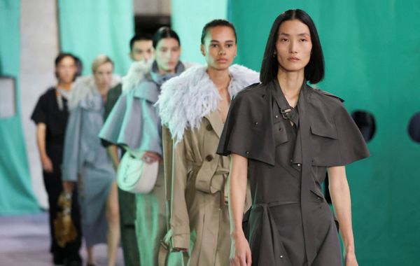BST Burberry Xuân Hè 2025: Kỷ nguyên mới của phong cách sartorial