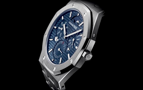 'Vũ trụ' 176.000 USD trên cổ tay