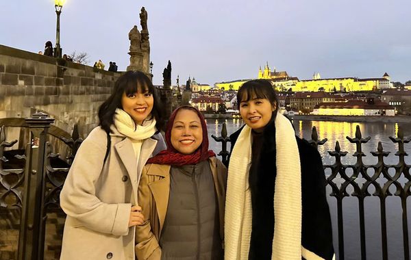 Trang Nhung và con gái đưa Siu Black đi dạo phố Châu Âu