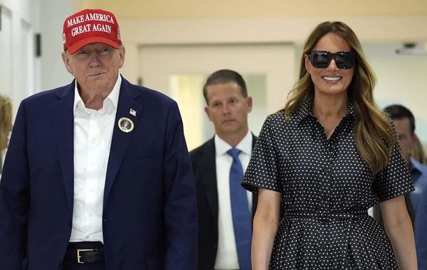 Vợ ông Trump mặc váy Dior cũ trong ngày bầu cử