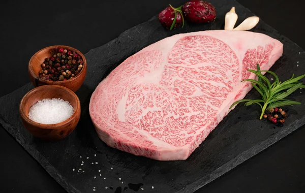 Bò Wagyu A5 Dát Vàng – Khám phá miếng bò “đắt nhất thế giới”