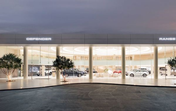 JLR Việt Nam thực hiện hoá chiến lược "Modern Luxury" tại Hà Nội: Ra mắt trung tâm trưng bày theo tiêu chuẩn mới cao nhất