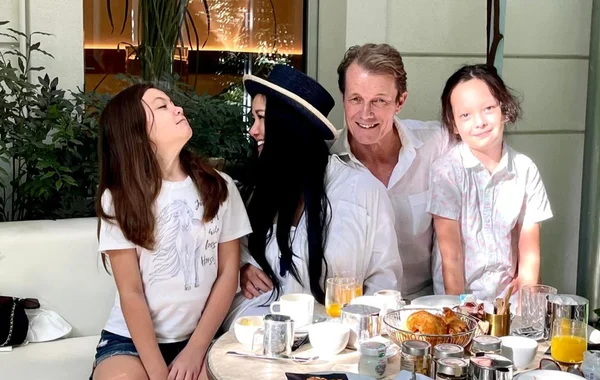 Diva Hồng Nhung tuổi 54: Vóc dáng gợi cảm, viên mãn bên bạn trai Tây