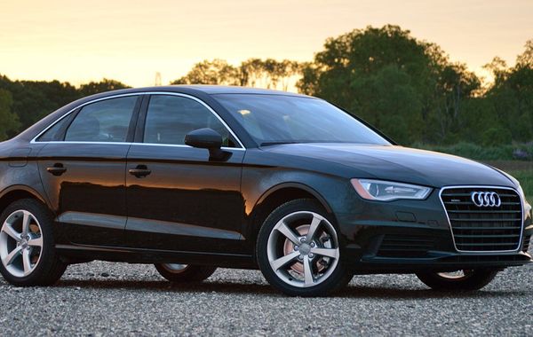 Mẫu xe Audi A3 2025 đổi mới thiết kế với đèn pha tùy chỉnh, Rivian ra mắt xe điện R3 và R3X