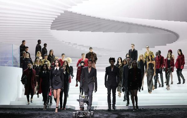 BST Versace thu đông 2024: dấu gạch nối giữa cội nguồn truyền thống và rung cảm nổi loạn đương đại